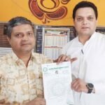 Azad Adhikar Sena staged a protest over workers’ demands and submitted a memorandum addressed to the Chief Minister. IMAGE CREDIT TO आजाद अधिकार सेना