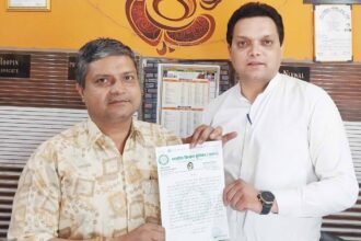 Azad Adhikar Sena staged a protest over workers’ demands and submitted a memorandum addressed to the Chief Minister. IMAGE CREDIT TO आजाद अधिकार सेना