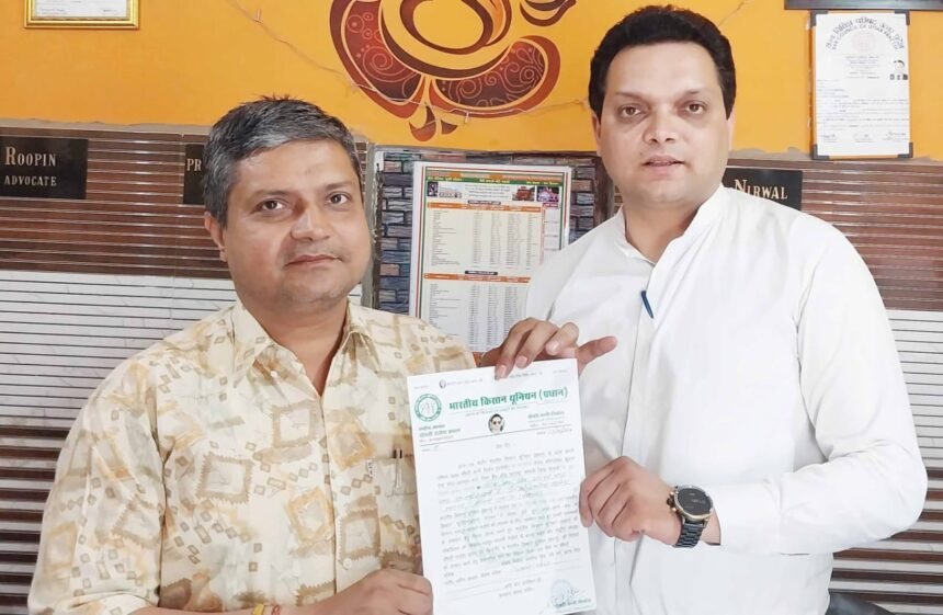 Azad Adhikar Sena staged a protest over workers’ demands and submitted a memorandum addressed to the Chief Minister. IMAGE CREDIT TO आजाद अधिकार सेना