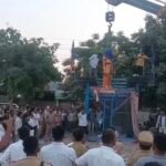 People blocked the road after the statue of Dr. Bhimrao Ambedkar was found damaged; a new statue was later installed. IMAGE CREDIT TO रिपोर्टर