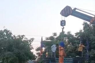 People blocked the road after the statue of Dr. Bhimrao Ambedkar was found damaged; a new statue was later installed. IMAGE CREDIT TO रिपोर्टर