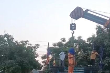 People blocked the road after the statue of Dr. Bhimrao Ambedkar was found damaged; a new statue was later installed. IMAGE CREDIT TO रिपोर्टर