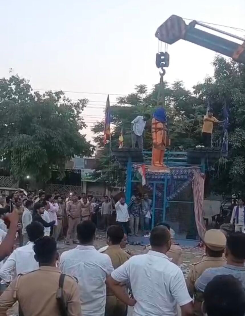 People blocked the road after the statue of Dr. Bhimrao Ambedkar was found damaged; a new statue was later installed. IMAGE CREDIT TO रिपोर्टर