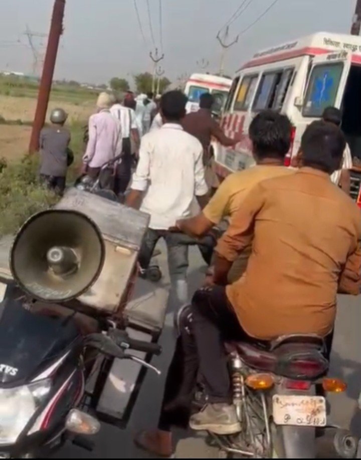 A high-speed bike went out of control and hit an electricity pole, leaving one person dead and three injured. IMAGE CREDIT TO रिपोर्टर