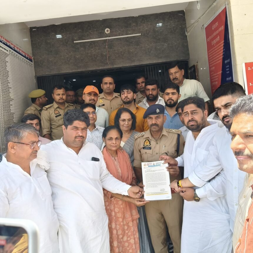 Viral video increases police troubles in custodial death case; police station surrounded under the banner of the International Jat Sansad. IMAGE CREDIT TO REPORTER