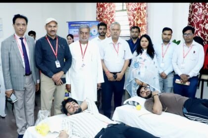Blood donation camp organized in Modinagar, students participated enthusiastically. IMAGE CREDIT TO विश्वविद्यालय