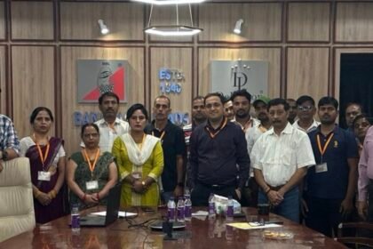 Under the Factories Act, 1948, a health and safety training session was successfully conducted at a beads company in Banaras. IMAGE CREDIT TO गुरुकुल फाउंडेशन