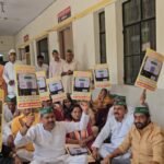 Farmers and laborers staged a strong protest at the tehsil against smart prepaid electricity meters and submitted a memorandum addressed to the Chief Minister. IMAGE CREDIT TO रिपोर्टर