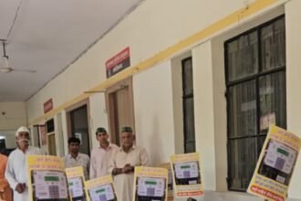 Farmers and laborers staged a strong protest at the tehsil against smart prepaid electricity meters and submitted a memorandum addressed to the Chief Minister. IMAGE CREDIT TO रिपोर्टर