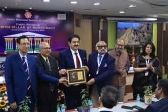 Pankaj Narayan Saxena was honored for his outstanding contribution in the field of public relations. IMAGE CREDIT TO पब्लिक रिलेशन सोसाइटी