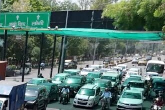 To protect passengers from the scorching heat of the sun, the Municipal Corporation has installed green nets at traffic signals. IMAGE CREDIT TO नगर निगम
