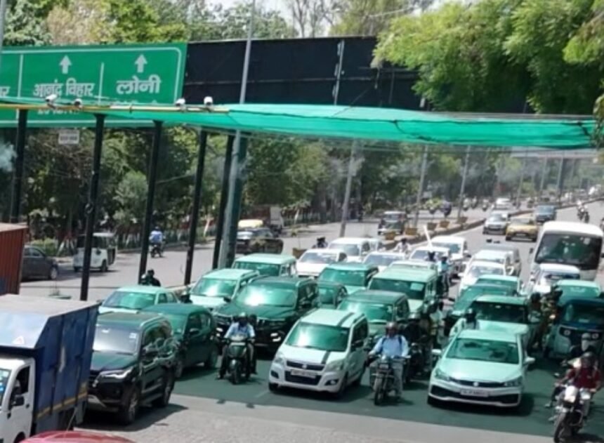 To protect passengers from the scorching heat of the sun, the Municipal Corporation has installed green nets at traffic signals. IMAGE CREDIT TO नगर निगम