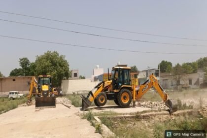 Major GDA action in Modinagar: Bulldozers used on illegal colonies; roads and boundary walls demolished. IMAGE CREDIT TO प्राधिकरण