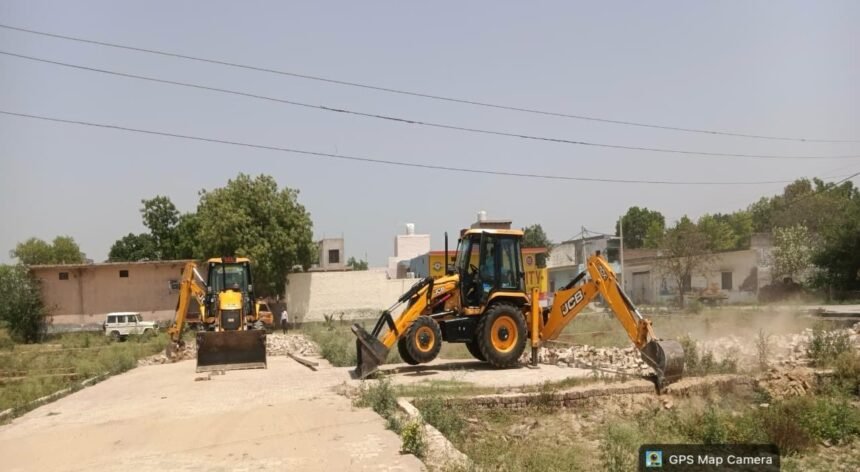 Major GDA action in Modinagar: Bulldozers used on illegal colonies; roads and boundary walls demolished. IMAGE CREDIT TO प्राधिकरण