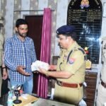 ₹4 lakh found on highway returned by police; the honest youth who showed integrity will be honored. IMAGE CREDIT TO POLICE