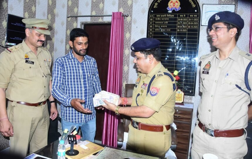 ₹4 lakh found on highway returned by police; the honest youth who showed integrity will be honored. IMAGE CREDIT TO POLICE