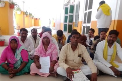 Slogans raised against the MLA; memorandum sent to the Chief Minister seeking financial assistance. IMAGE CREDIT TO रिपोर्टर