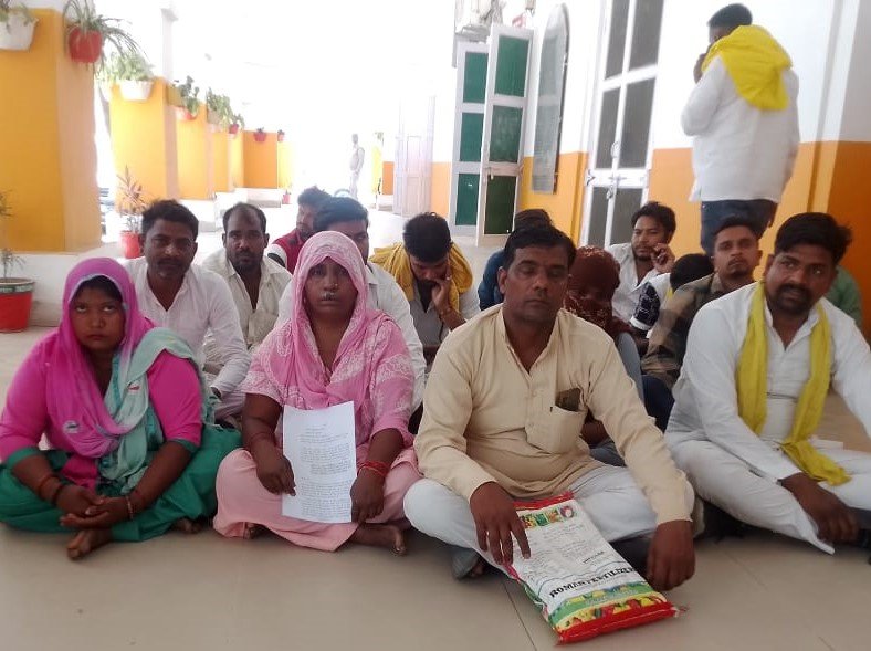 Slogans raised against the MLA; memorandum sent to the Chief Minister seeking financial assistance. IMAGE CREDIT TO रिपोर्टर