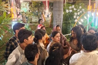 During the jaimala ceremony, the groom suffered a seizure; the bride refused to marry. The wedding procession was held hostage, and the matter was settled for 1.4 million rupees. IMAGE CREDIT TO रिपोर्टर