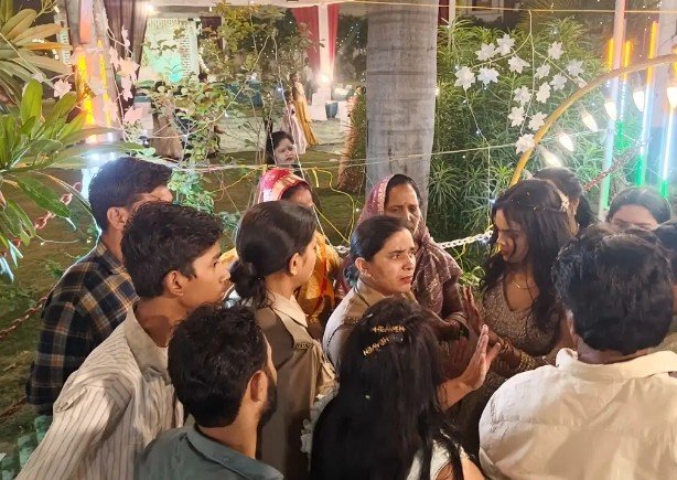 During the jaimala ceremony, the groom suffered a seizure; the bride refused to marry. The wedding procession was held hostage, and the matter was settled for 1.4 million rupees. IMAGE CREDIT TO रिपोर्टर