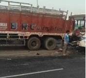 A truck and a roadways bus collided, leaving 12 people injured. IMAGE CREDIT TO पुलिस
