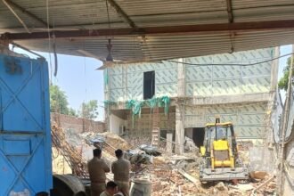 GDA strict action: Bulldozers were used against illegal colonies IMAGE CREDIT TO प्राधिकरण