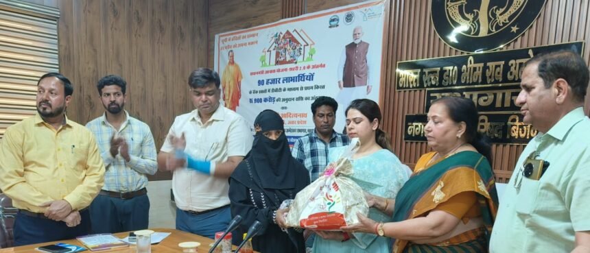 DM distributes ‘Vidur’ brand nutrition kits to malnourished children; praises initiative of self-help groups. IMAGE CREDIT TO सूचना विभाग