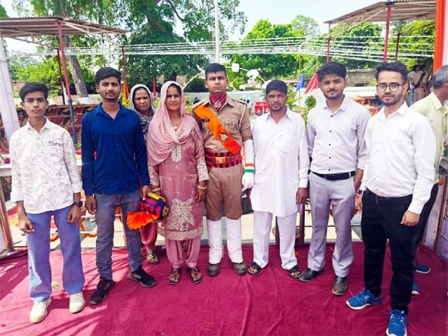 Son becomes a police constable; father’s hard work pays off IMAGE CREDIT TO रिपोर्टर