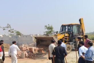 The Greater Noida Authority carried out a bulldozer action in Nanwa ka Rajpur and freed land worth ₹40 crore from encroachment. IMAGE CREDIT TO प्राधिकरण