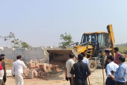 The Greater Noida Authority carried out a bulldozer action in Nanwa ka Rajpur and freed land worth ₹40 crore from encroachment. IMAGE CREDIT TO प्राधिकरण