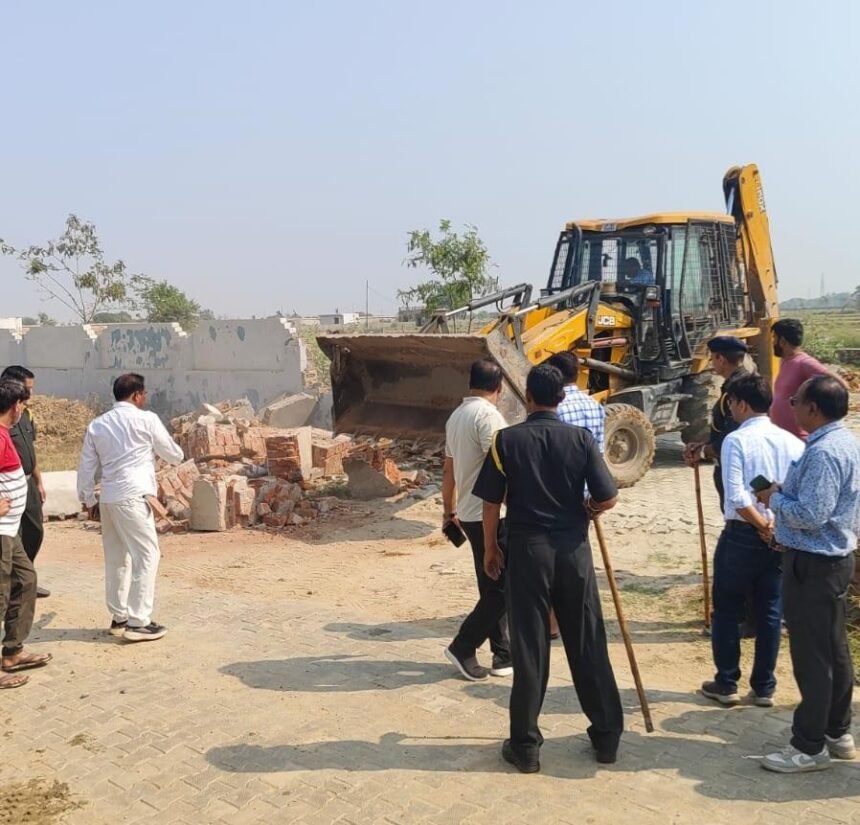 The Greater Noida Authority carried out a bulldozer action in Nanwa ka Rajpur and freed land worth ₹40 crore from encroachment. IMAGE CREDIT TO प्राधिकरण