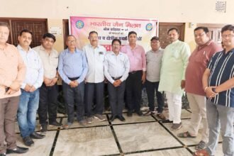 It was decided to celebrate the 61st Foundation Day of the Bharatiya Jain Milan through service-oriented activities. IMAGE CREDIT TO रिपोर्टर