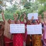 Anganwadi workers have launched a protest against supervisors, accusing them of illegal extortion and holding demonstrations over the issue. IMAGE CREDIT TO रिपोर्टर