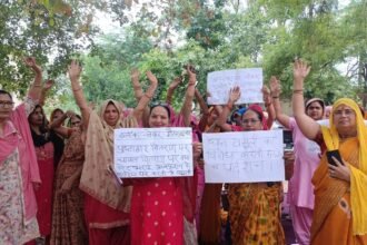 Anganwadi workers have launched a protest against supervisors, accusing them of illegal extortion and holding demonstrations over the issue. IMAGE CREDIT TO रिपोर्टर