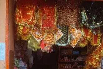 A huge crowd of devotees gathered at the Dudheshwar Nath Temple, with chants of “Har Har Mahadev” echoing late into Monday night. IMAGE CREDIT TO REPORTER