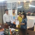 At the Asian Games, Bhanu Pratap Tomar won a silver medal, and he was later honored by the District Magistrate. IMAGE CREDIT TO सूचना विभाग