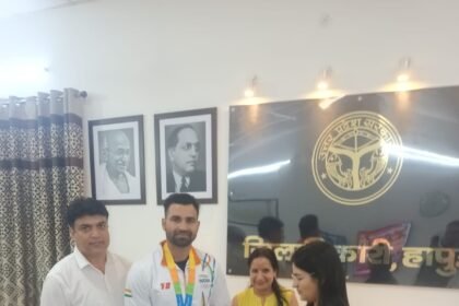At the Asian Games, Bhanu Pratap Tomar won a silver medal, and he was later honored by the District Magistrate. IMAGE CREDIT TO सूचना विभाग