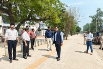 The Municipal Commissioner conducted a surprise inspection of construction works and directed officials to speed up the pace of work. IMAGE CREDIT TO नगर निगम