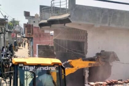 Bulldozer action was taken at the house of an SP (Samajwadi Party) leader; heavy tension prevailed in the village. SP workers were enraged, and the police stopped people from entering the village IMAGE CREDIT TO REPORTER