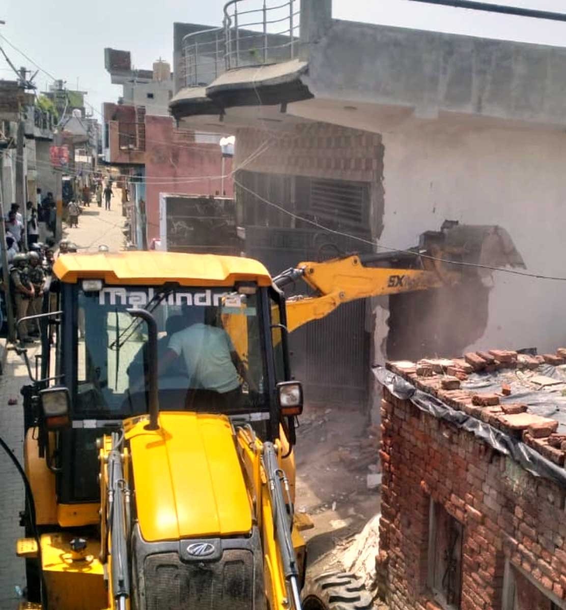 Bulldozer action was taken at the house of an SP (Samajwadi Party) leader; heavy tension prevailed in the village. SP workers were enraged, and the police stopped people from entering the village IMAGE CREDIT TO REPORTER