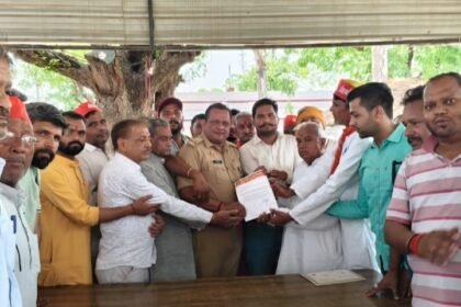 “Anger in the Brahmin community; a complaint was submitted at the tehsil and police station against SP leader Rajkumar Bhati.” IMAGE CREDIT TO रिपोर्टर