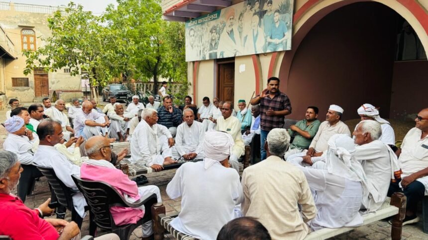 “A mahapanchayat will be held at Jewar Tehsil on May 25 regarding farmers’ issues.” IMAGE CREDIT TO रिपोर्टर