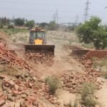 Major action by Ghaziabad Development Authority in Asalatnagar: An illegal colony being developed over 23,000 square meters was demolished. Despite heavy protests, bulldozers continued the demolition drive. IMAGE CREDIT TO AUTHORITY