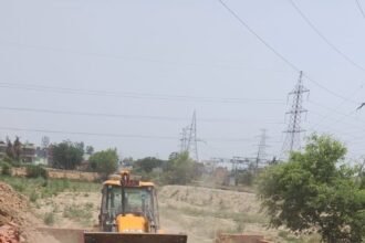 Major action by Ghaziabad Development Authority in Asalatnagar: An illegal colony being developed over 23,000 square meters was demolished. Despite heavy protests, bulldozers continued the demolition drive. IMAGE CREDIT TO AUTHORITY