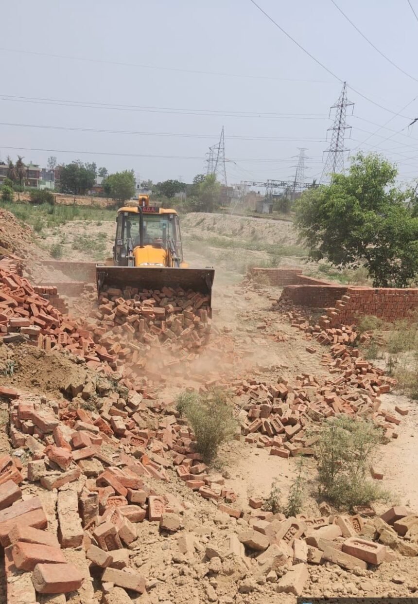 Major action by Ghaziabad Development Authority in Asalatnagar: An illegal colony being developed over 23,000 square meters was demolished. Despite heavy protests, bulldozers continued the demolition drive. IMAGE CREDIT TO AUTHORITY