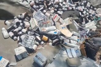 Government medicines were found dumped in garbage along the Ganga Canal track road, and an investigation has been initiated. IMAGE CREDIT TO रिपोर्टर
