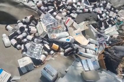 Government medicines were found dumped in garbage along the Ganga Canal track road, and an investigation has been initiated. IMAGE CREDIT TO रिपोर्टर