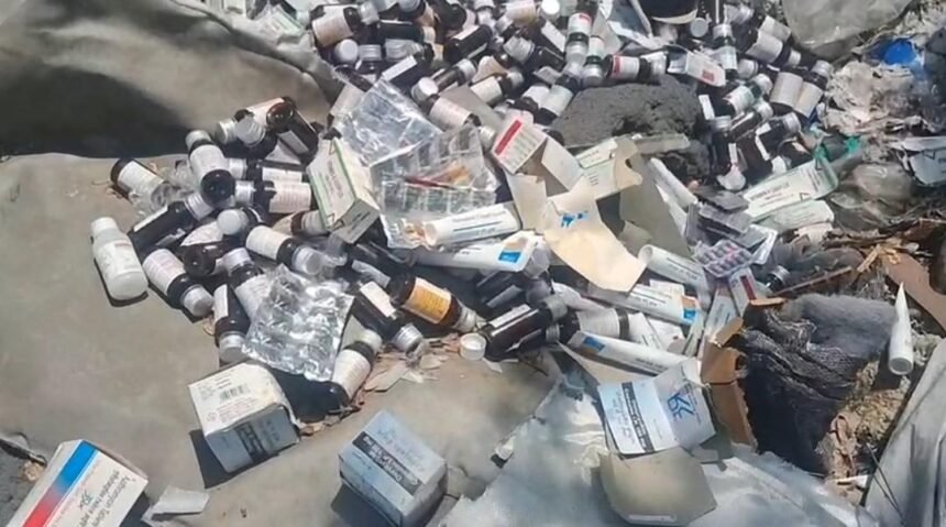 Government medicines were found dumped in garbage along the Ganga Canal track road, and an investigation has been initiated. IMAGE CREDIT TO रिपोर्टर