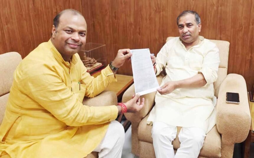 Voice raised in Lucknow regarding development works in Shamli; ministers gave assurance. IMAGE CREDIT TO अंकित गोयल