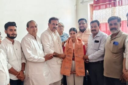 “A former MLA honored topper student Akashi Chaudhary.” IMAGE CREDIT TO रिपोर्टर